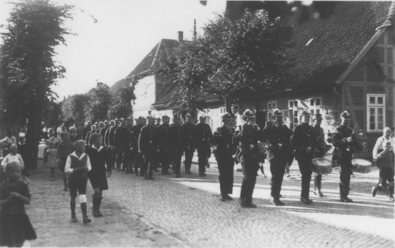 Marsch durch das Dorf, in der Feuerwehrwoche am 17.09. - 23.09.1934